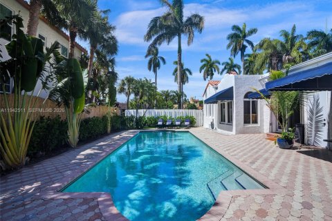 House in Hollywood, Florida 5 bedrooms, 268.39 sq.m. № 2000359