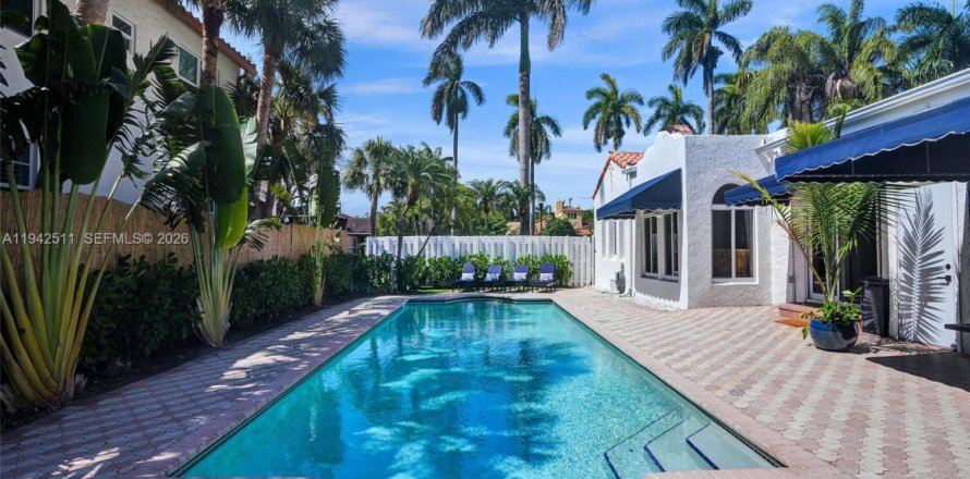 House in Hollywood, Florida 5 bedrooms, 268.39 sq.m. № 2000359