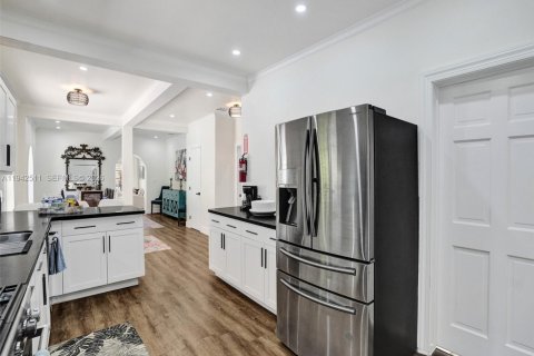 House in Hollywood, Florida 5 bedrooms, 268.39 sq.m. № 2000359 - photo 13