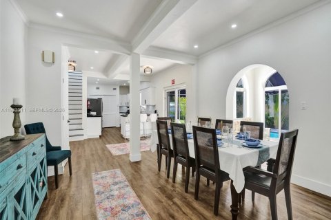 House in Hollywood, Florida 5 bedrooms, 268.39 sq.m. № 2000359 - photo 7