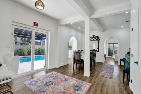 House in Hollywood, Florida 5 bedrooms, 268.39 sq.m. № 2000359 - photo 9