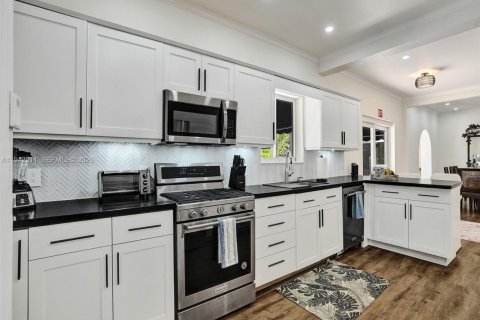 House in Hollywood, Florida 5 bedrooms, 268.39 sq.m. № 2000359 - photo 14