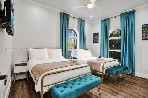 House in Hollywood, Florida 5 bedrooms, 268.39 sq.m. № 2000359 - photo 24