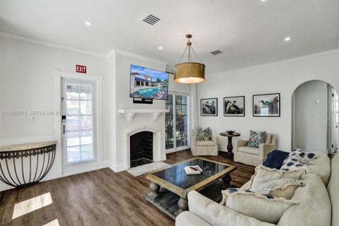 House in Hollywood, Florida 5 bedrooms, 268.39 sq.m. № 2000359 - photo 4