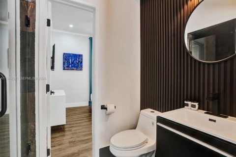 House in Hollywood, Florida 5 bedrooms, 268.39 sq.m. № 2000359 - photo 27