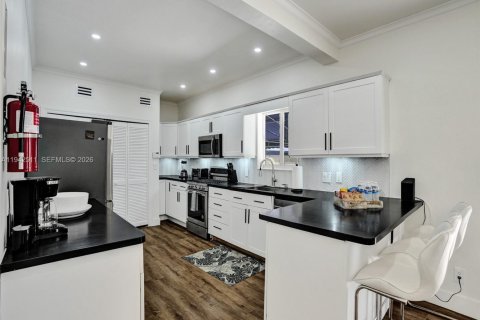 House in Hollywood, Florida 5 bedrooms, 268.39 sq.m. № 2000359 - photo 11