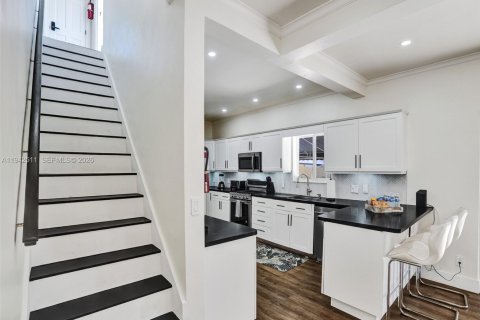 House in Hollywood, Florida 5 bedrooms, 268.39 sq.m. № 2000359 - photo 15