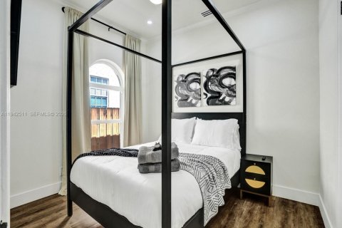 House in Hollywood, Florida 5 bedrooms, 268.39 sq.m. № 2000359 - photo 30