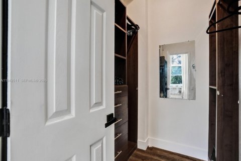 House in Hollywood, Florida 5 bedrooms, 268.39 sq.m. № 2000359 - photo 20