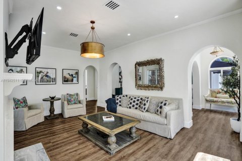 House in Hollywood, Florida 5 bedrooms, 268.39 sq.m. № 2000359 - photo 3