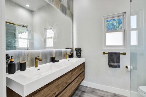 House in Hollywood, Florida 5 bedrooms, 268.39 sq.m. № 2000359 - photo 23