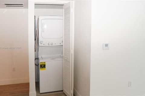 Condo in Miami, Florida, 2 bedrooms  № 2013198 - photo 7