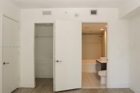 Condo in Miami, Florida, 2 bedrooms  № 2013198 - photo 18