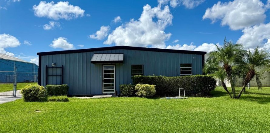 Commercial property in Lakeland, Florida 178.37 sq.m. № 1919564