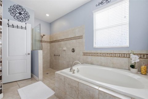 House in Winter Haven, Florida 4 bedrooms, 212 sq.m. № 2232494 - photo 9