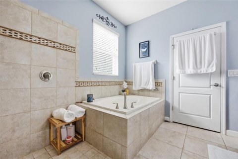 House in Winter Haven, Florida 4 bedrooms, 212 sq.m. № 2232494 - photo 8