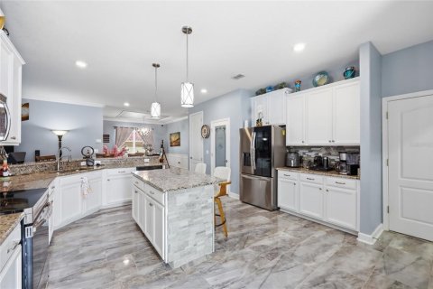 House in Winter Haven, Florida 4 bedrooms, 212 sq.m. № 2232494 - photo 4