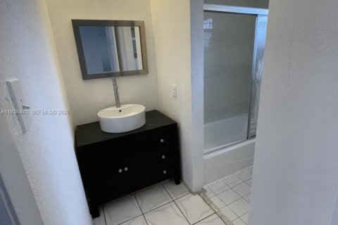 Condominio en alquiler en Hialeah, Florida, 1 dormitorio, 67.35 m2 № 1996127 - foto 16