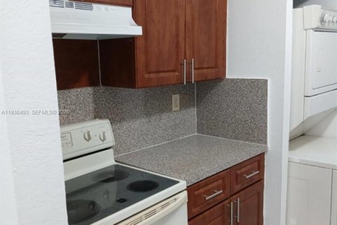 Condominio en alquiler en Hialeah, Florida, 1 dormitorio, 67.35 m2 № 1996127 - foto 11