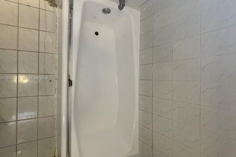 Condominio en alquiler en Hialeah, Florida, 1 dormitorio, 67.35 m2 № 1996127 - foto 6