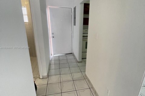 Condominio en alquiler en Hialeah, Florida, 1 dormitorio, 67.35 m2 № 1996127 - foto 7
