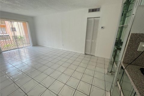 Condominio en alquiler en Hialeah, Florida, 1 dormitorio, 67.35 m2 № 1996127 - foto 2