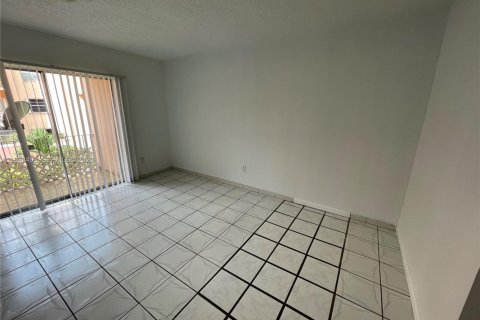 Condominio en alquiler en Hialeah, Florida, 1 dormitorio, 67.35 m2 № 1996127 - foto 4