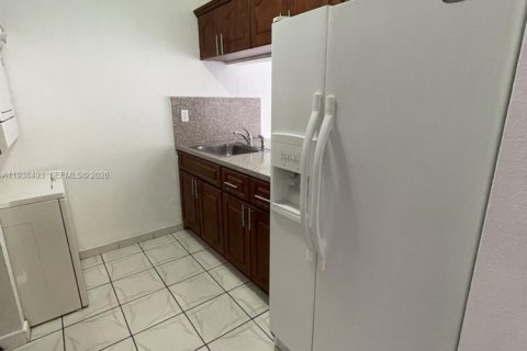 Condominio en alquiler en Hialeah, Florida, 1 dormitorio, 67.35 m2 № 1996127 - foto 12