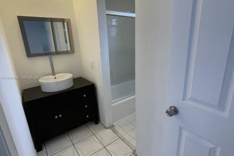 Condominio en alquiler en Hialeah, Florida, 1 dormitorio, 67.35 m2 № 1996127 - foto 14
