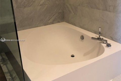 Снять в аренду квартиру в Бэл-Харбор, Флорида 2 спальни, 158.31м2, № 1995513 - фото 16