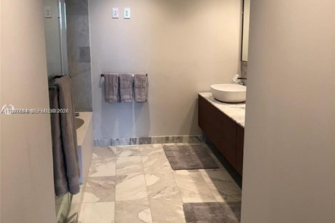 Снять в аренду квартиру в Бэл-Харбор, Флорида 2 спальни, 158.31м2, № 1995513 - фото 14