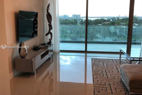 Снять в аренду квартиру в Бэл-Харбор, Флорида 2 спальни, 158.31м2, № 1995513 - фото 2