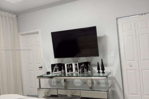 Townhouse in Hialeah, Florida 3 bedrooms, 143.07 sq.m. № 1994106 - photo 8