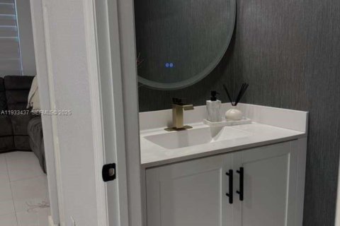 Townhouse in Hialeah, Florida 3 bedrooms, 143.07 sq.m. № 1994106 - photo 4