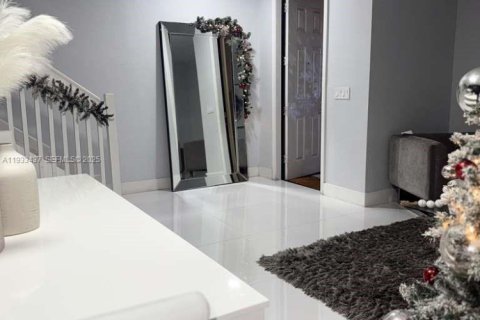 Townhouse in Hialeah, Florida 3 bedrooms, 143.07 sq.m. № 1994106 - photo 13