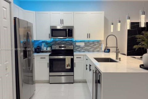 Townhouse in Hialeah, Florida 3 bedrooms, 143.07 sq.m. № 1994106 - photo 11