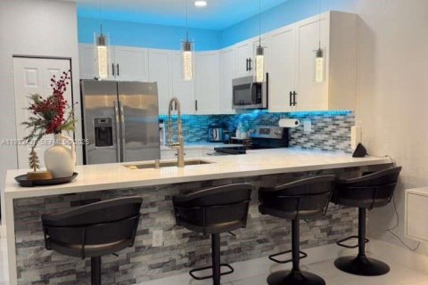 Townhouse in Hialeah, Florida 3 bedrooms, 143.07 sq.m. № 1994106 - photo 2