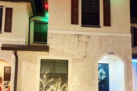 Townhouse in Hialeah, Florida 3 bedrooms, 143.07 sq.m. № 1994106 - photo 1