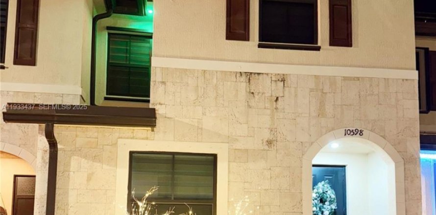 Townhouse in Hialeah, Florida 3 bedrooms, 143.07 sq.m. № 1994106