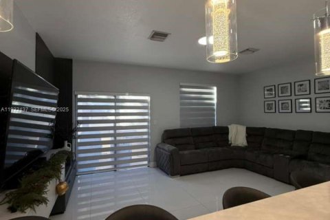 Townhouse in Hialeah, Florida 3 bedrooms, 143.07 sq.m. № 1994106 - photo 6