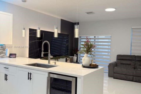 Townhouse in Hialeah, Florida 3 bedrooms, 143.07 sq.m. № 1994106 - photo 5