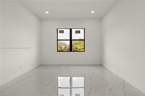 House in Lehigh Acres, Florida 4 bedrooms, 150.41 sq.m. № 2013274 - photo 3