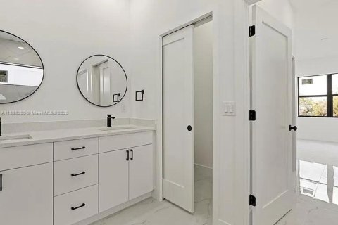 House in Lehigh Acres, Florida 4 bedrooms, 150.41 sq.m. № 2013274 - photo 9