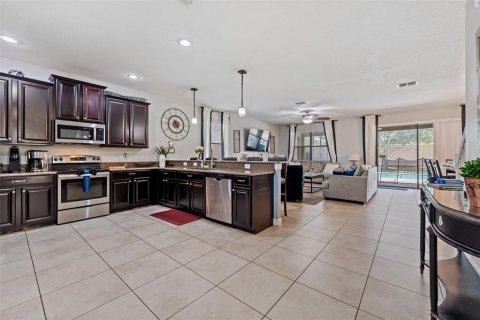 House in Davenport, Florida 8 bedrooms, 447.79 sq.m. № 2123604 - photo 10