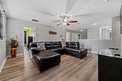 House in Davenport, Florida 8 bedrooms, 447.79 sq.m. № 2123604 - photo 29