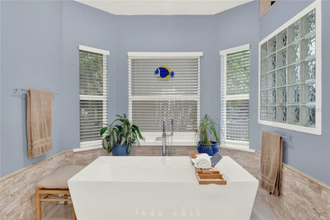House in Apopka, Florida 4 bedrooms, 368.54 sq.m. № 1783448 - photo 23