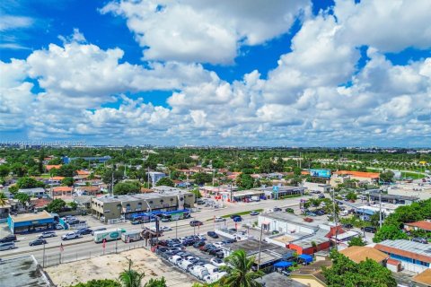 Propiedad comercial en venta en Miami, Florida № 1956192 - foto 10