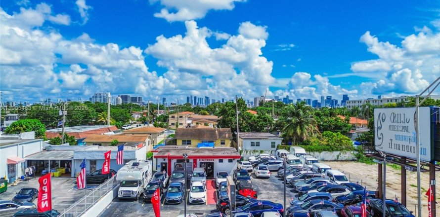 Propiedad comercial en Miami, Florida № 1956192