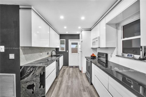 Casa en venta en North Miami, Florida, 3 dormitorios, 141.86 m2 № 1977078 - foto 2