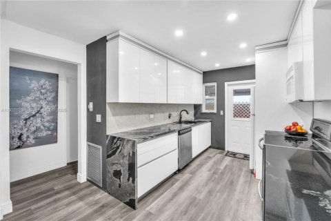 Casa en venta en North Miami, Florida, 3 dormitorios, 141.86 m2 № 1977078 - foto 5